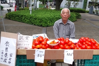 手作り感溢れる店構え。試食もできます