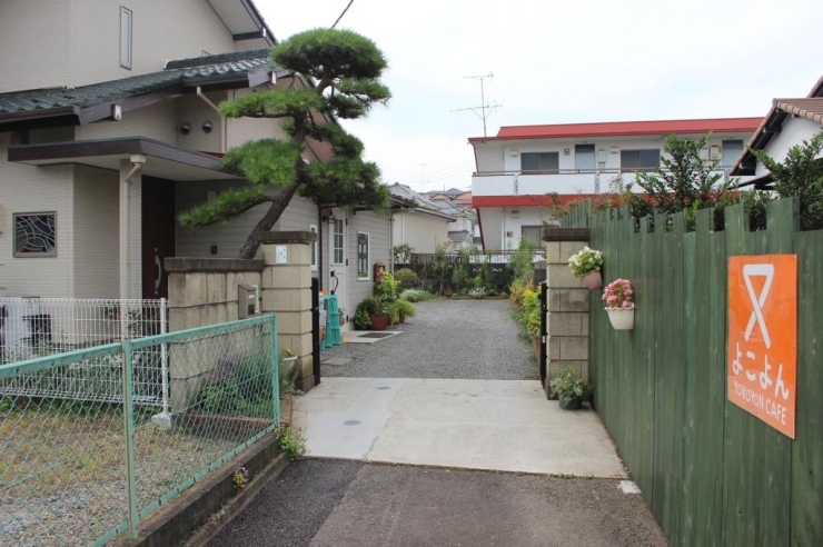 オレンジ色の看板が目印です★