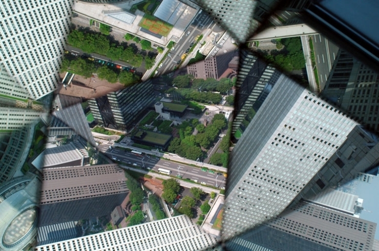 都庁から西新宿の街を見下ろしてみると、鏡の世界。