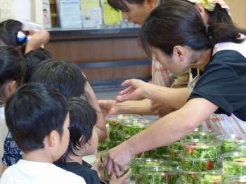 毎年お昼ご飯の時に提供してくれる「トン汁、行方産新鮮生野菜サラダ」は、農業女性団体「紅ーKURENAIー」の方々です。