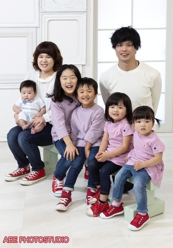 お揃いの赤い靴で、楽しい家族写真♪　「家族写真日和キャンペーン(^^)」