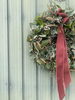ナンキンハゼの白い実がかわいらしい「クリスマスリース」
