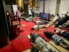 本堂に寝転がっていただきました「笑いと眠りのセロトニン出しまくりセミナー終了！」