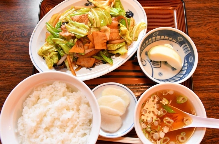 丼ぶりごはんのため、他のお皿が小さく見えるかも！？