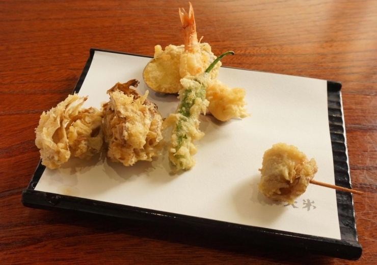 天ぷらはまいたけ、さつまいも、えび、ししとう、こんにゃくの５種盛り（取材時）