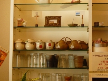 食器棚にはこだわりの器たちが並んでいます<br>コロンとした形の器がなんとも可愛いですね