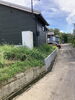 施工前（ビフォー）「雑草対策と駐車場土間で一新｜階段追加と境界整備で安心の外構へ」