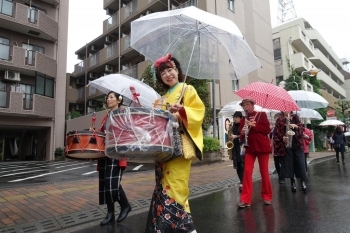 雨の中、チンドン屋さんが会場を練り歩きました！