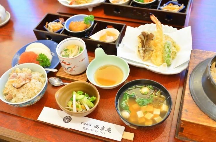 気軽に楽しめるランチでも、日本料理の技巧を凝らした西京庵さんの「釜めしらんち膳」