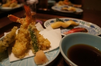 揚げ物パート２の天ぷら。サクッとしているだけではなく、中身はジューシーでなおかつ素材の味を感じました。