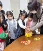演奏の後は、みんなで楽しくゲームでわくわく顔！「南区＆下京区のピアノ教室のXmasコンサート♪初めてでどきどきの４歳、大きな成長！頑張ったら弾けたと大満足の笑顔【京都市南区＆下京区のピアノ・リトミック・英語リトミック・ベビーリトミック】」