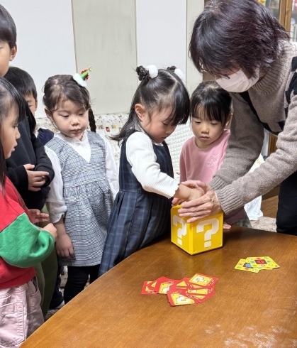 演奏の後は、みんなで楽しくゲームでわくわく顔!「南区&下京区のピアノ教室のXmasコンサート♪初めてでどきどきの4歳、大きな成長!頑張ったら弾けたと大満足の笑顔【京都市南区&下京区のピアノ・リトミック・英語リトミック・ベビーリトミック】」