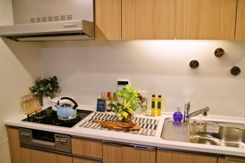 キッチンにも自然素材で明るい雰囲気。<br>収納も多いですね！