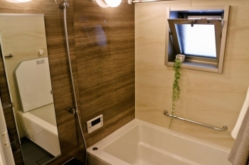 浴室もナチュラルな風合い。<br>小窓で湿気対策も◎