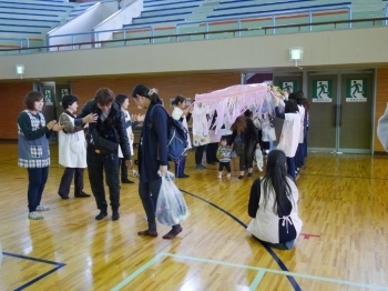 和歌山市子育て支援センターの先生方がひらひらトンネルでお出迎えしてくださいました！