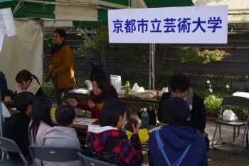 【京都市立芸術大学】<br>あと数年で、崇仁地区に移転してくる京都市立芸術大学さん。いつも芸術に励む学生さん、今日は筆を持ち替えて、似顔絵コーナーを開いていました。