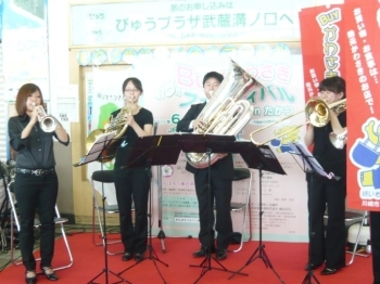 ステージで演奏する洗足学園音楽大学金管五重奏<br>