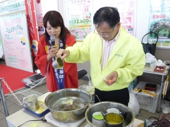 田中さんの実演を実況する司会者