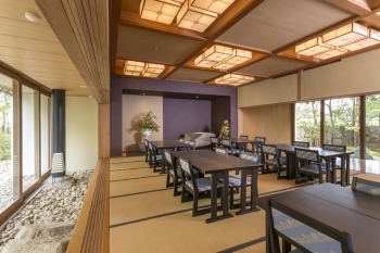 日本庭園を眺めながら、ゆっくりとお食事をお楽しみください。