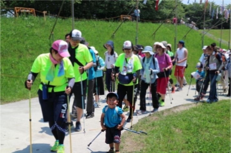 2kmでは小さなお子さんも参加。<br>大人も子供も同じコースに参加するのはこの大会ならでは。<br>見てるこちらも和みます♪