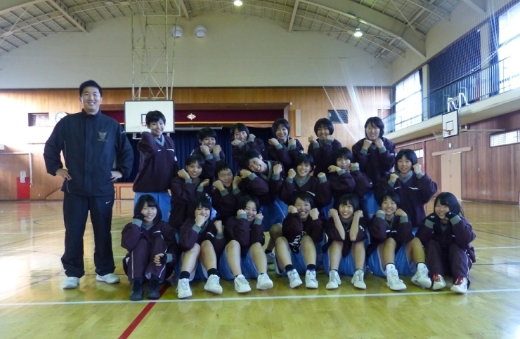 明るく、元気！！　県立麻生高等学校女子バスケットボール部顧問　堀田浩平氏と元気いっぱいの部員たち♪