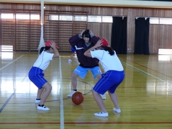 グループになって、堀田先生の合図でボールの取りっこするよ誰が先にボールを取れるかな？