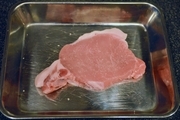 【2】豚肉は、脂と筋の間に数カ所切り込みを入れて<br>（筋切り）、両面に塩胡椒少々をふる。