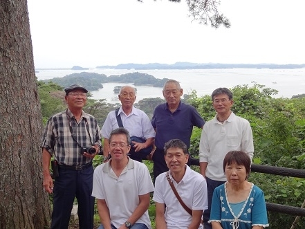 松島湾を臨む小高い丘の上で記念写真を一枚、観光日よりでした。
