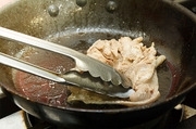 【2】鶏もも肉の皮目をオリーブオイルでソテーし食べやすく切り、マスタードソースをからめる。