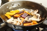 【3】野菜をソテーし、鶏肉とあわせ、器にのせる。<br>溶かしたチェダーチーズのソースをかけパセリをのせ、紫芋のチップをのせる。