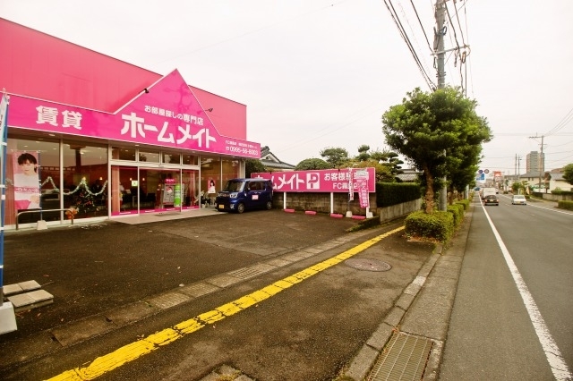 県道60号線沿い、ピンクの店舗が目印です。