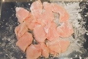 【1】鶏胸肉は皮を取り除き、一口大に切る。<br>塩と片栗粉大さじ２をまぶす。