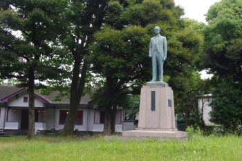 日本鋼管初代社長、白石元治郎氏の銅像。