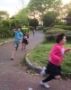 目の前の広い公園でおもいきり遊びます。「学童保育カエルクラブ 簗瀬」