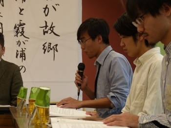 千年村プロジェクトでの調査報告をする建築学科の大学院生です。　松木直人氏(奥マイク)、高野泰幹氏(中央)、甲斐貴彬氏(手前)