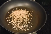 【9】時間があれば、炒り胡麻をフライパンで乾煎りする。<br>大葉は千切りに、ディルは茎から葉の柔らかい部分を詰み、大葉と軽く混ぜる。<br>器に茄子（つけ汁も）を盛り、食べる直前に大葉とディルを乗せて、炒りごまを散らす。