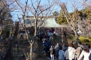 初詣で訪れた皆さんが本堂の前に行列を作っていました。