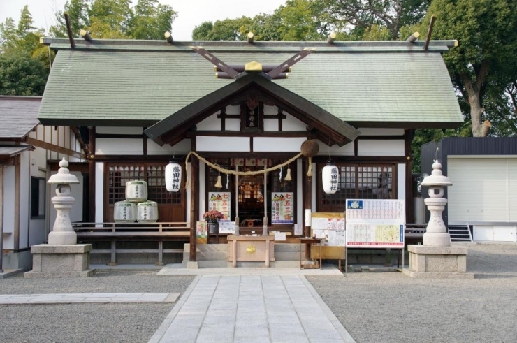 【藤田神社・拝殿】<br>昭和56年に創立70周年記念事業として全社殿の大改築、凡て銅板茸、社務所の新築、面目一新した。