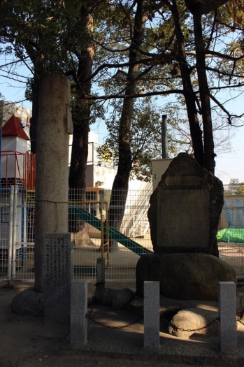 阪神大震災で倒壊した元禄十年立立の大鳥居の柱。<br>大鳥居は震災後に再建されています。