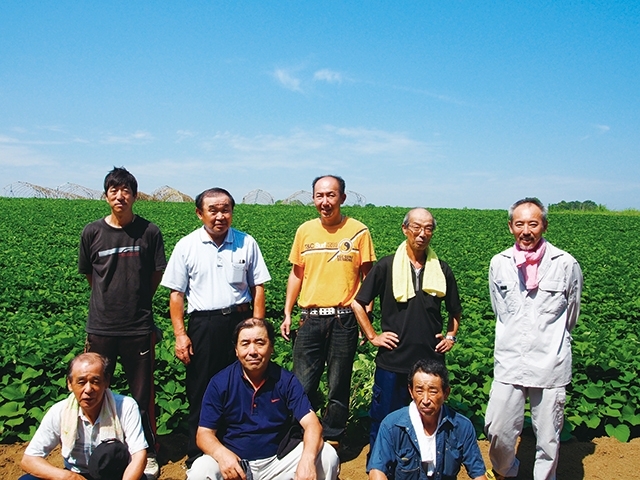 「了（さとる）」（R）の原料の紅はるかを生産した「茨城県北浦みつば連合出荷組合」のみなさん！<br>（写真提供　：株式会社EM生活）