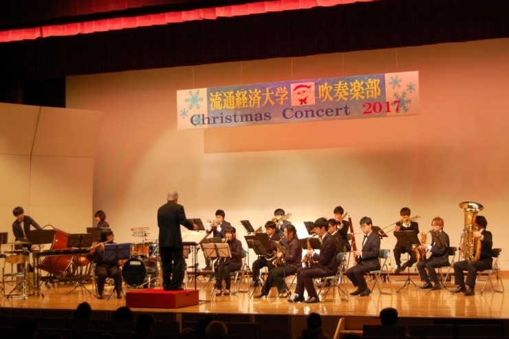 音楽トレーナーの花坂先生のカッコいい指揮で、演奏です！