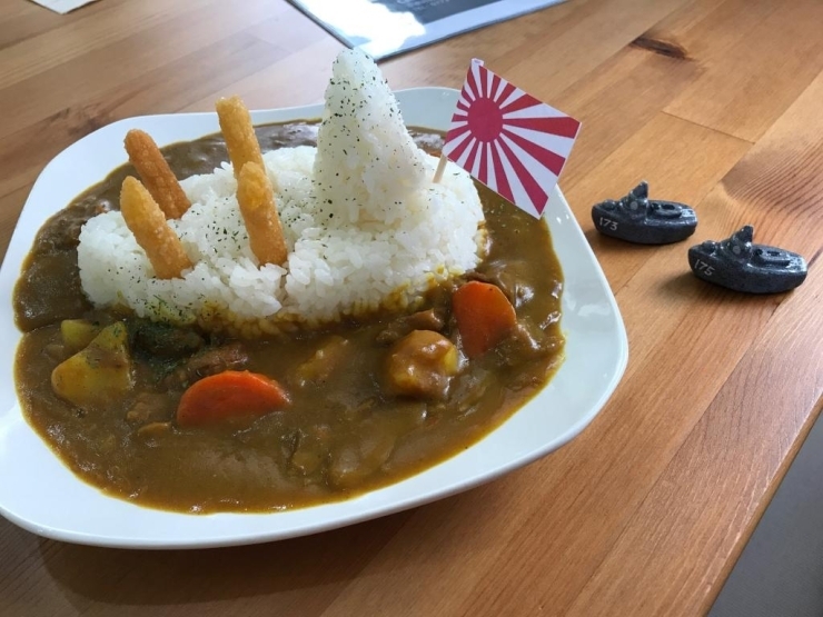 まいづる海自カレー　ましゅう<br>サラダ・スープ付　950円<br>護衛艦箸置き　別売り