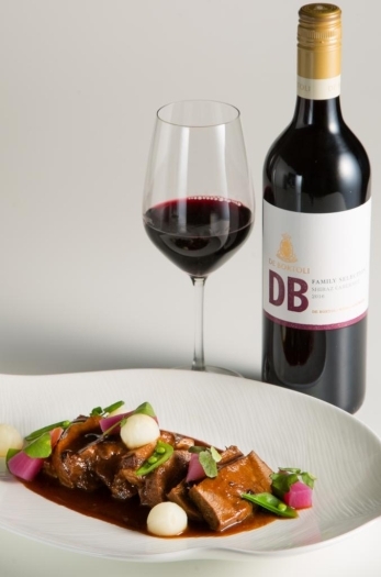 牛タンのブレゼとベリー系の風味のある赤ワインの相性は抜群。