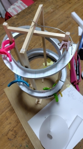 円錐の屋根に決まったけれど「ビー玉転がし大作戦」