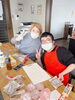 ポーズを取ってくれるみんな「12月30日〜1月3日までお休みです　/ 小樽就労持続支援　B型らしくワーク事業所」