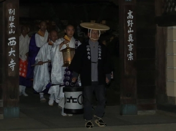 鐘楼門（しょうろうもん）より如法寺無量寿院に向けて出発です。