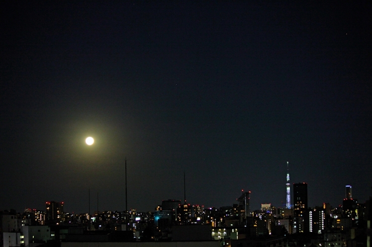 満月の　正月2日の夜　戸山ハイツからのお月見でした