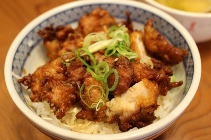 からあげ丼　￥380　スープがサービスでついてきますよ♪