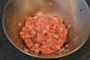 【1】豚団子を作る。豚ひき肉をボウルに入れて、<br>塩を加えてよく練る。溶き卵、皮をむき、５mm角に切った<br>レンコン、みじん切りにした玉ねぎ、胡椒を加えて混ぜ<br>大きめの一口大の大きさに丸める。