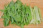 【4】水菜は４～５cmの長さに切る。